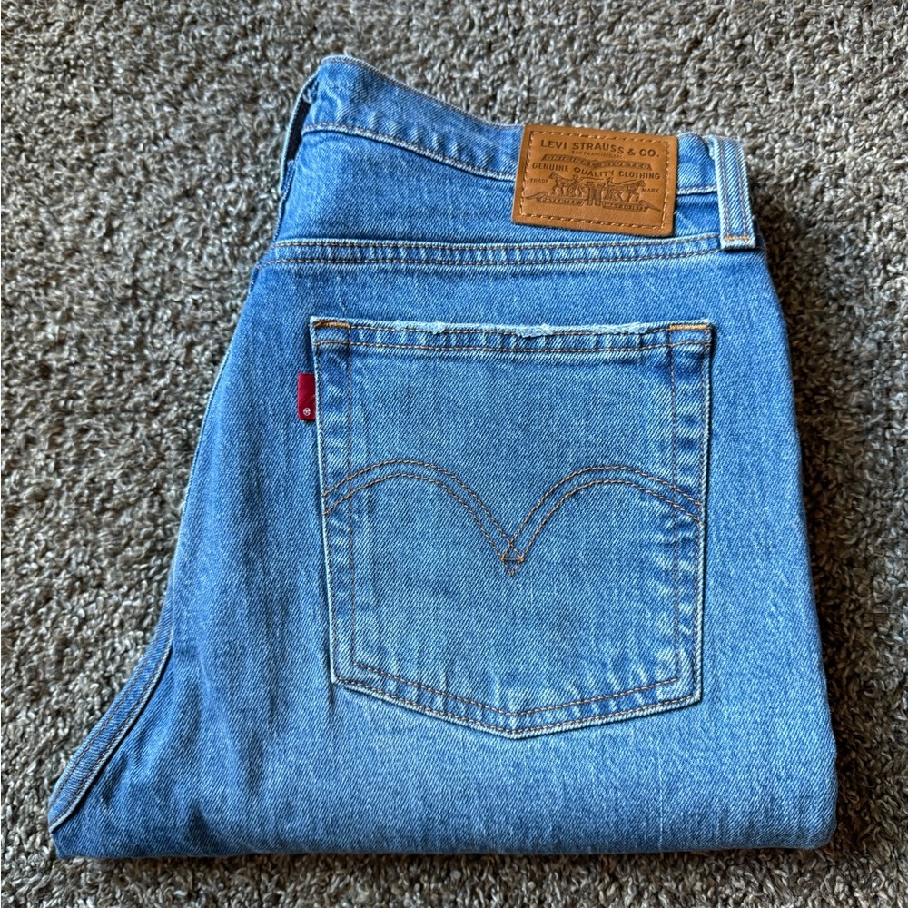 Levi’s light/mid wash/ripped jeans - like new